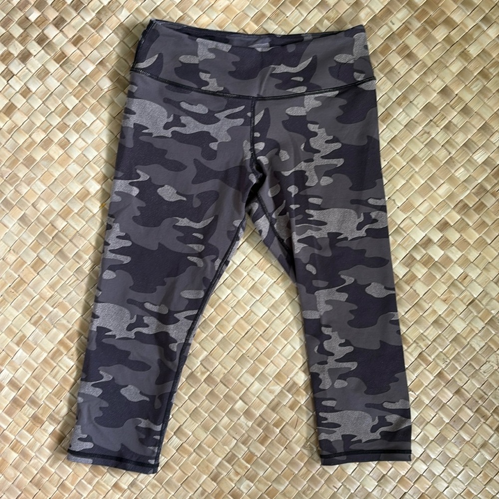 Lululemon athletica camo leggings size 4